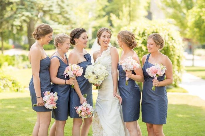Bridesmaids & their Flower Bouquets