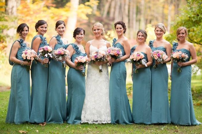 Bridesmaids & their Flower Bouquets