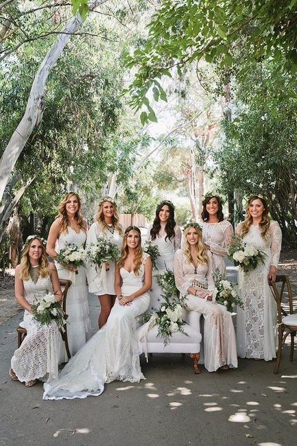 Bridesmaids & their Flower Bouquets