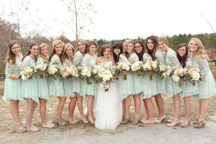 Bridesmaids & their Flower Bouquets