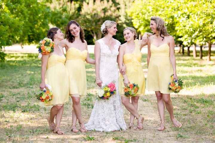 Bridesmaids & their Flower Bouquets