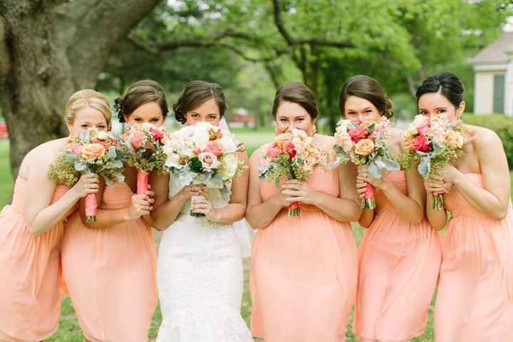 Bridesmaids & their Flower Bouquets