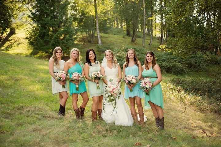 Bridesmaids & their Flower Bouquets