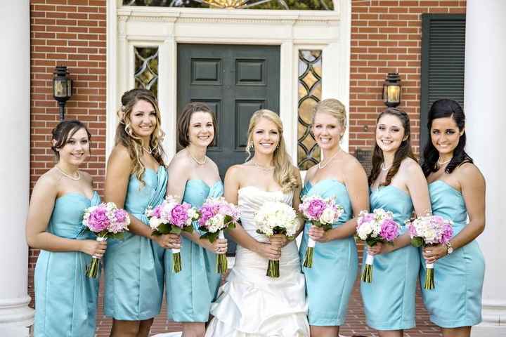 Bridesmaids & their Flower Bouquets