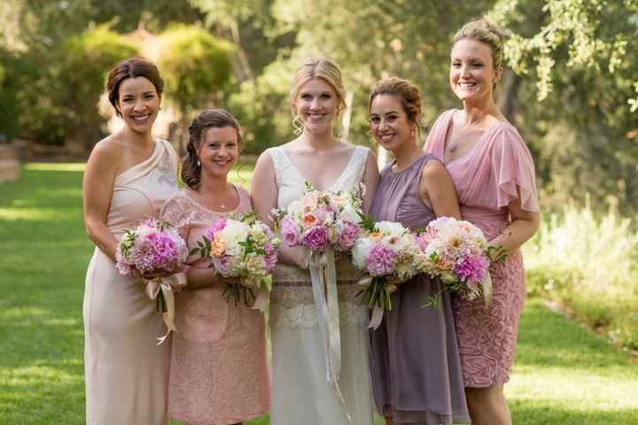 Bridesmaids & their Flower Bouquets