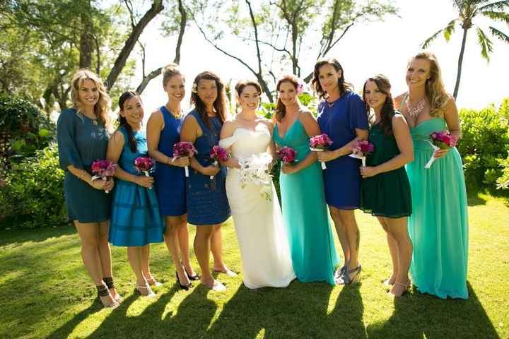 Bridesmaids & their Flower Bouquets
