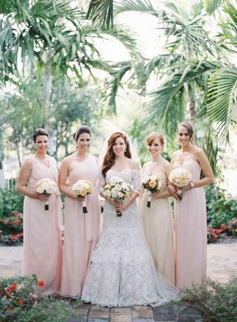 Bridesmaids & their Flower Bouquets