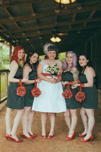 Bridesmaids & their Flower Bouquets