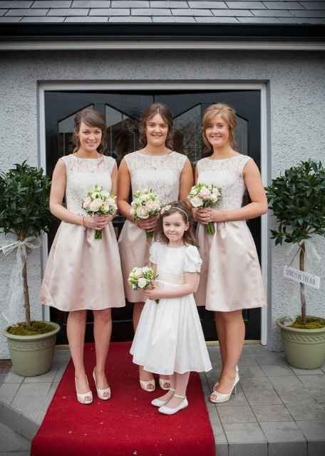 Bridesmaids & their Flower Bouquets