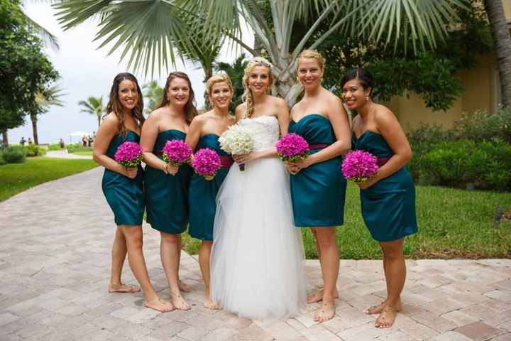 Bridesmaids & their Flower Bouquets
