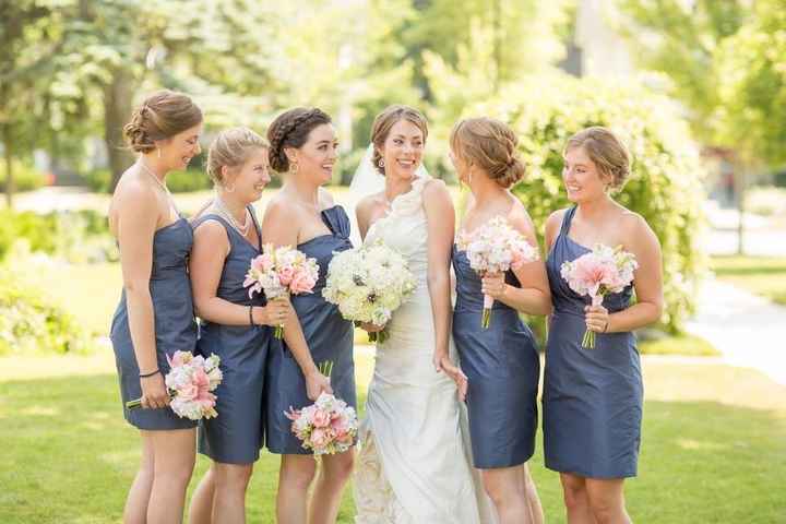 Bridesmaids & their Flower Bouquets