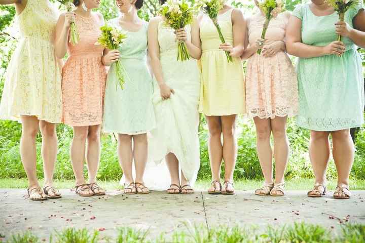 Bridesmaids & their Flower Bouquets