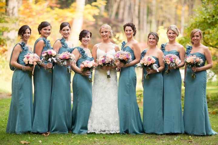 Bridesmaids & their Flower Bouquets