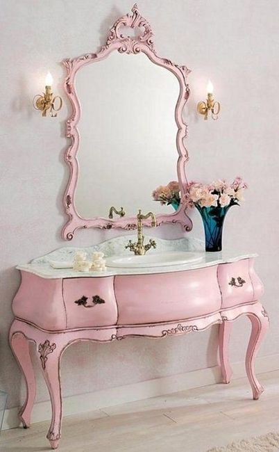 atrás da cortina mágica e do fumo: um boudoir com a mesa de bolos