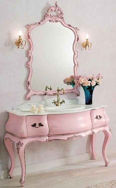 atrás da cortina mágica e do fumo: um boudoir com a mesa de bolos