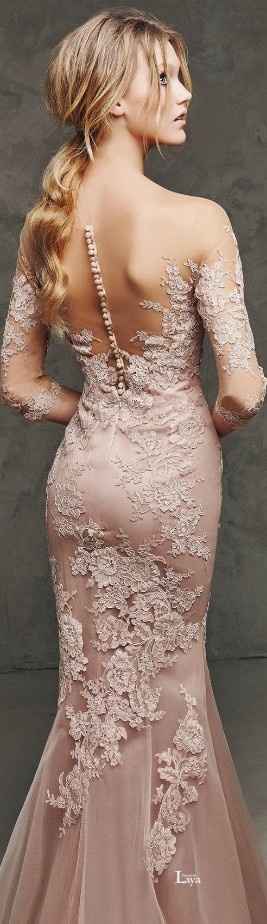 um vestido muito delicado de costas abertas