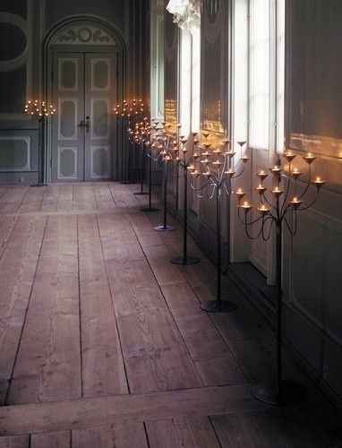 os corredores aquecidos com suaves candelabros bem retro!
