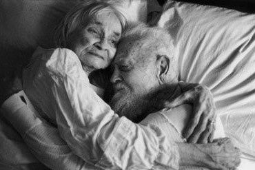 Acho tão ternurenta esta imagem :) é isto que eu quero para o resto da minha vida, AMAR E SER FELIZ 