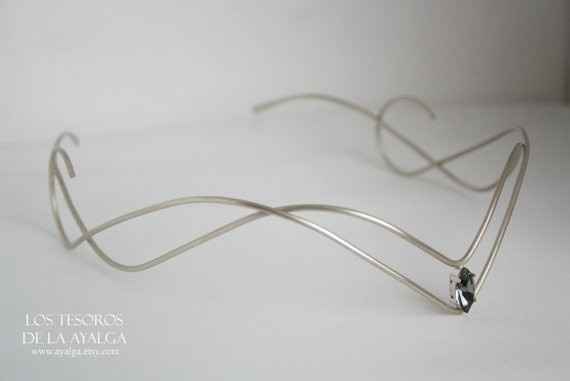 Tiara com pedra cinza