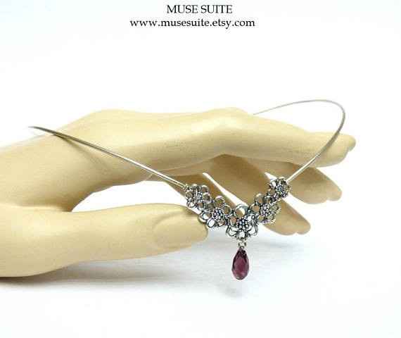 Tiara com pedra bordeaux