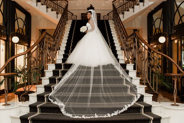 Contaste algum detalhe do teu vestido de noiva ao teu noivinho? 😏 1