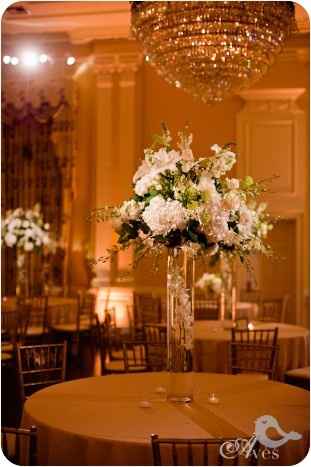 Mas a altura é ganha com uma jarra alta e o arranjo de flores