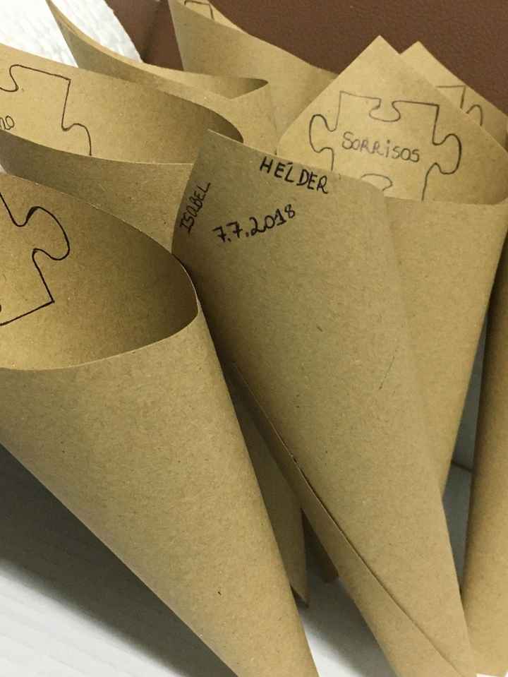 e os cones, em preparação! (o nosso convite tinha puzzles, e então tivemos alguns pormenores com ele