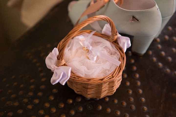 as nossas alianças, lado a lado com os meus sapatos!