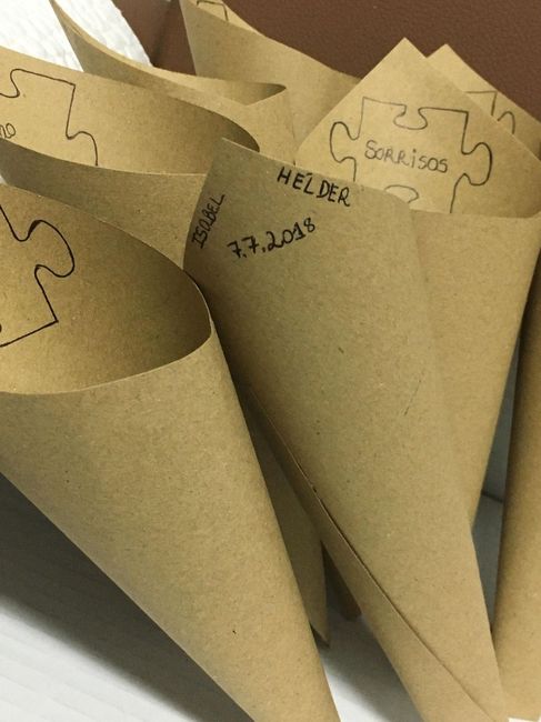 e os cones, em preparação! (o nosso convite tinha puzzles, e então tivemos alguns pormenores com ele