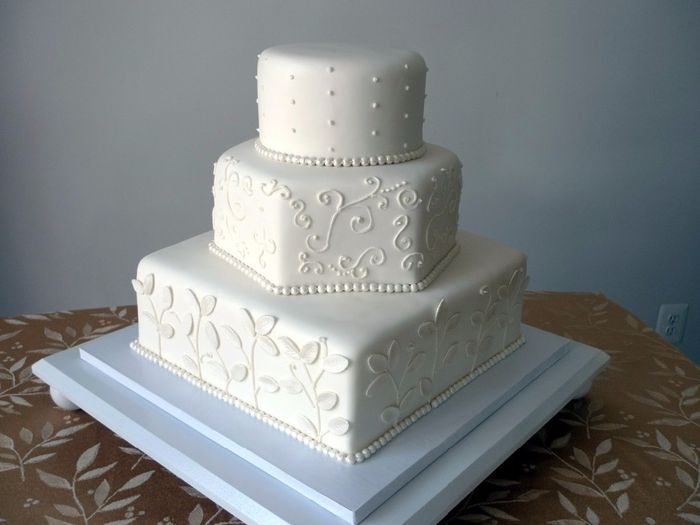 bolo branco com diferentes formas
