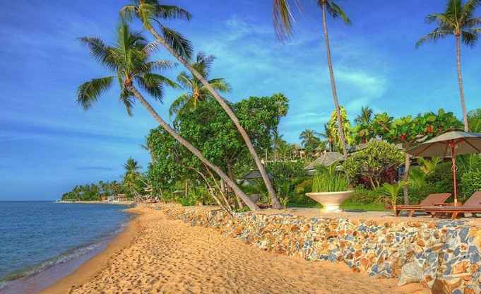 Praia em frente a vila