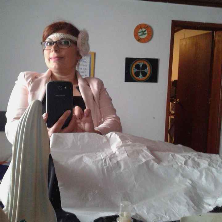 eu a experimentar o acessório de cabelo