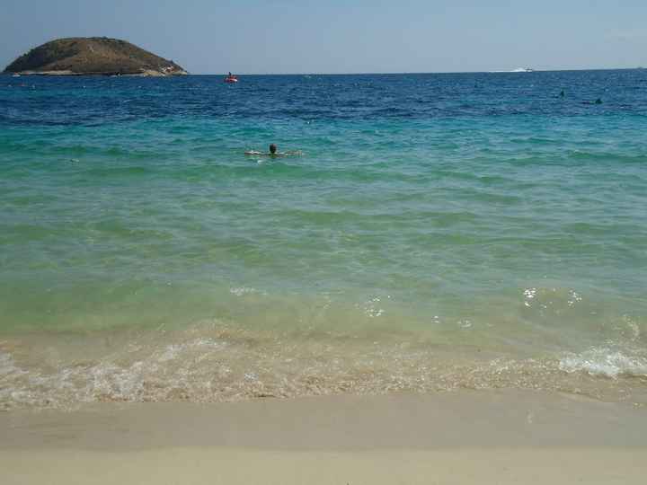 praia em frente do hotel