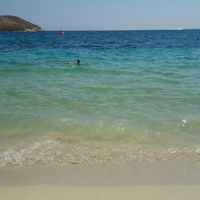 praia em frente do hotel