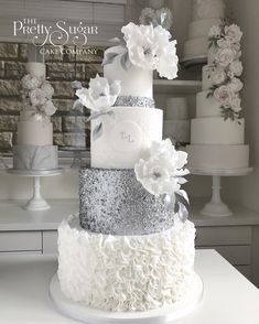 O Arco Íris Invade A Comunidade Com Inspirações de Cor (Prateado) - Bolo Dos Noivos 🌈 1