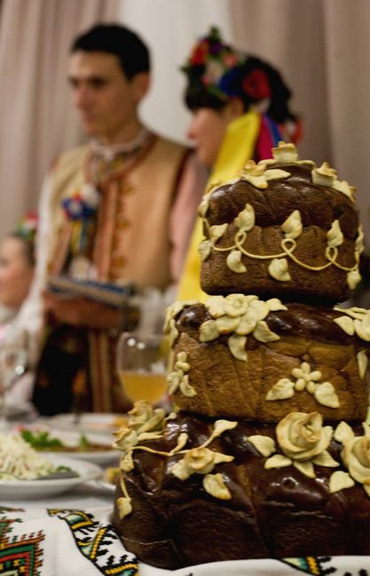 Kurovai, o bolo de noiva tradicional feito com uma massa de pão