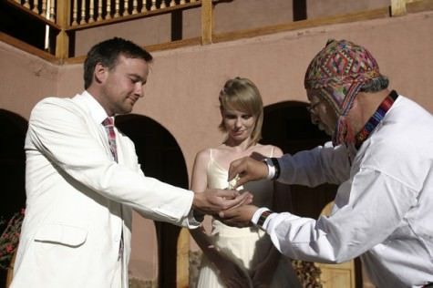 O celebrante dà a cada noivo o que outro escolheu