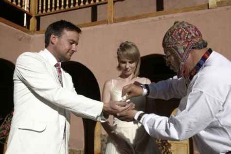O celebrante dà a cada noivo o que outro escolheu 