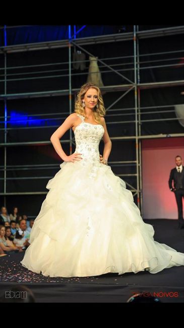 Que tal um vestido com uma alça?? - 2