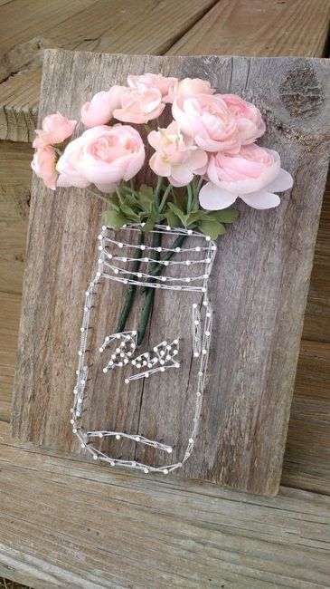 Placa com flores artificiais