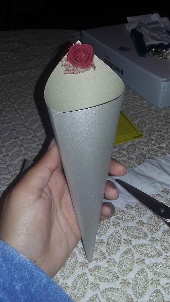 cones para as pétalas (vamos ter pétalas de rosas vermelhas em vez de arroz)