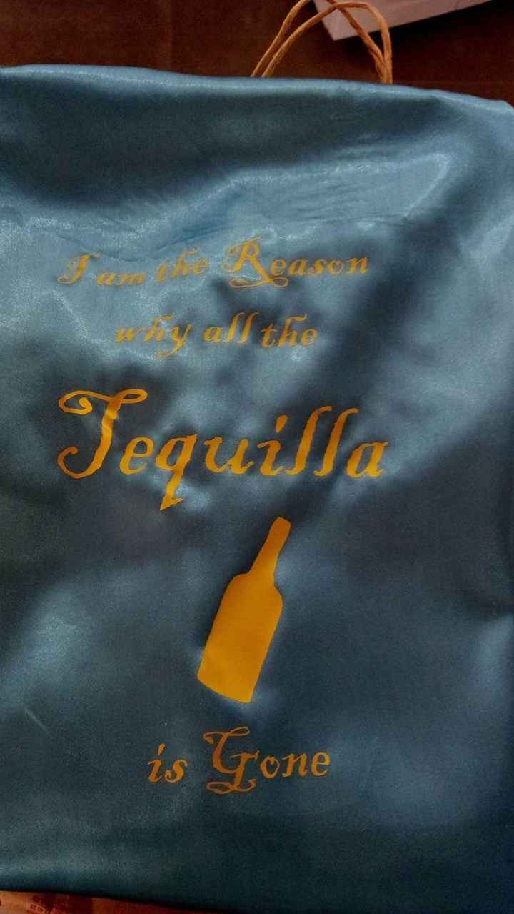 primeiro robe estampado! este é de uma das damas de honor, cada uma de nós terá a sua bebida no seu 