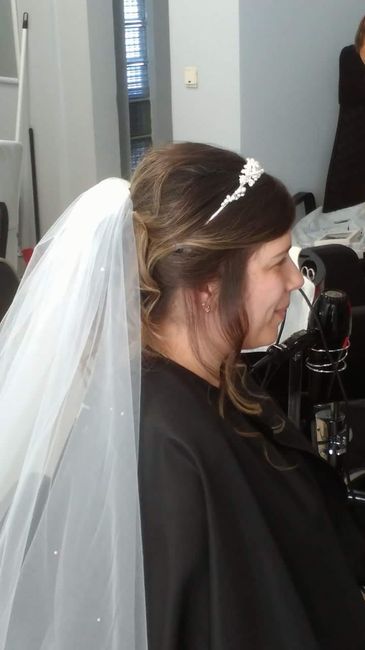 prova de penteado com a tiara e o véu