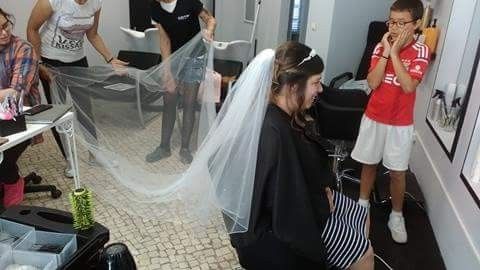 prova de penteado com a tiara e o véu