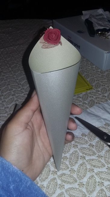 cones para as pétalas (vamos ter pétalas de rosas vermelhas em vez de arroz)