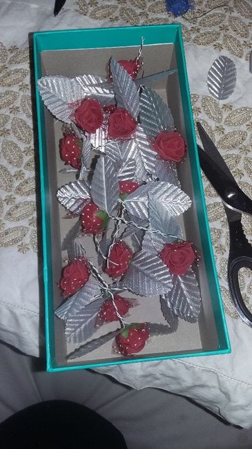 rosas para laços dos carros e para decoração da placa de boas vindas