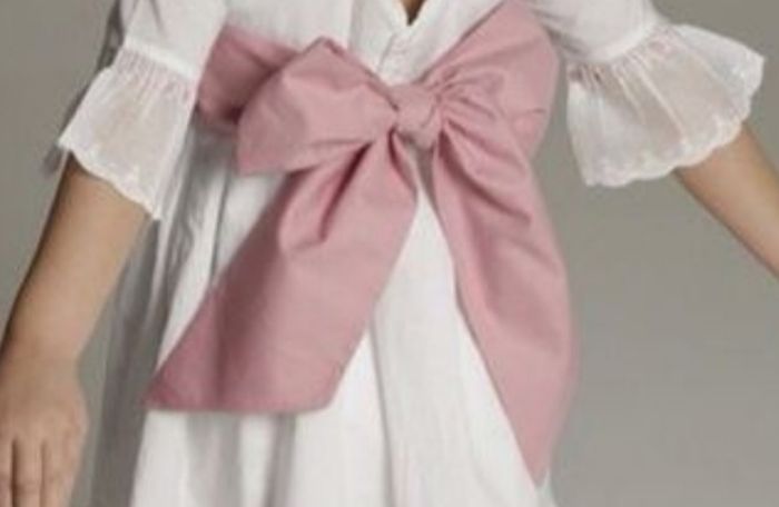 Qual o acessório para a cabeça das meninas das alianças fica melhor com o vestido e laço cor de rosa? 1