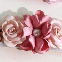 Qual o acessório para a cabeça das meninas das alianças fica melhor com o vestido e laço cor de rosa