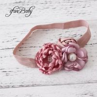 Qual o acessório para a cabeça das meninas das alianças fica melhor com o vestido e laço cor de rosa