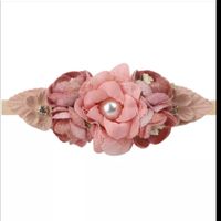 Qual o acessório para a cabeça das meninas das alianças fica melhor com o vestido e laço cor de rosa